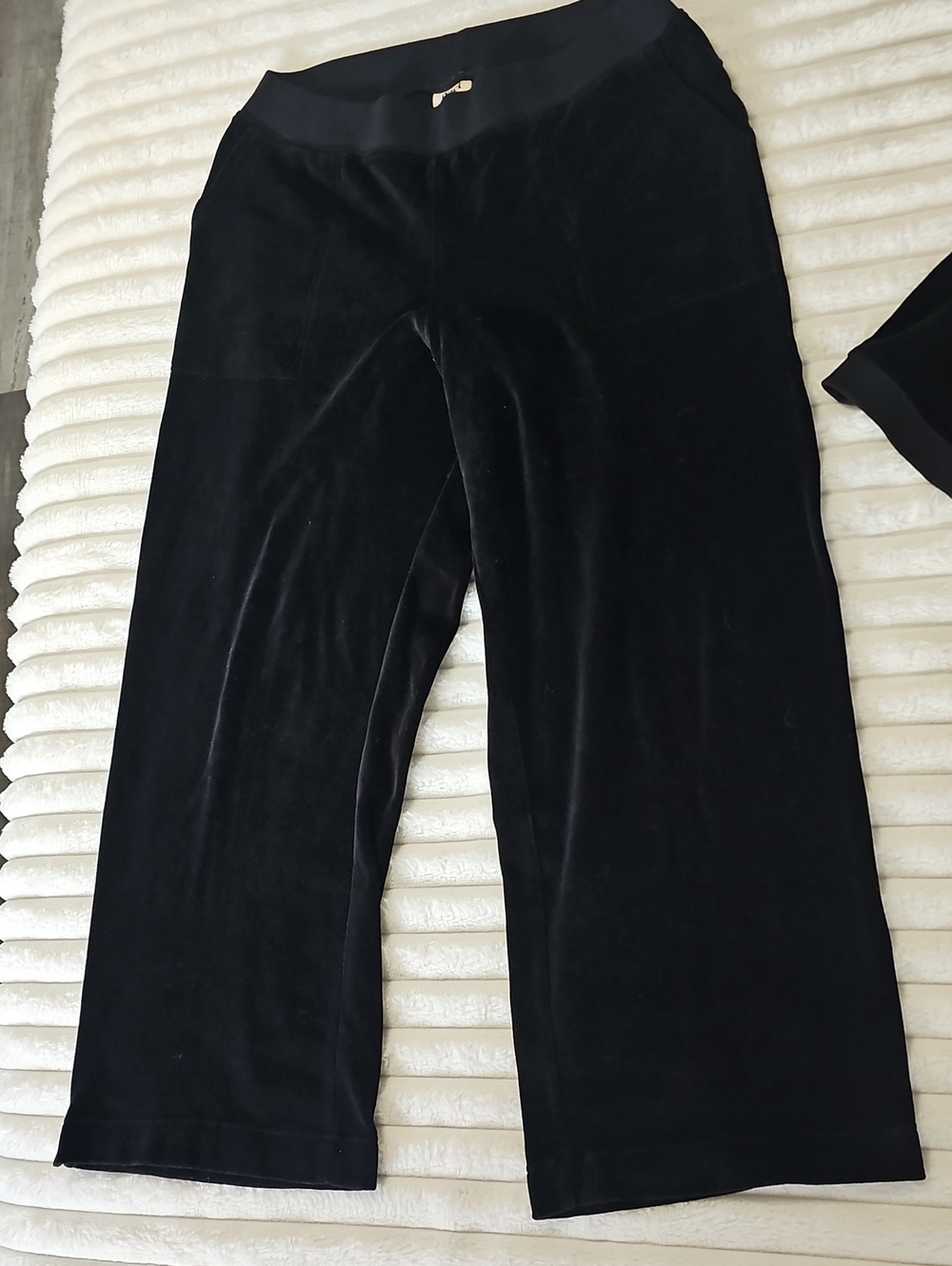 Pact Black Velvety Set - Picture 3 of 6